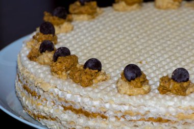 Tatlı kremalı wafer kapağı tabakta
