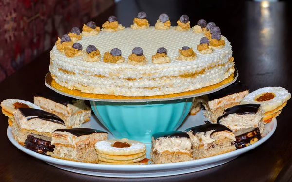 甘いクリーミーウェーハガトーとプレート上の小さなケーキ — ストック写真