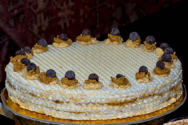 Zoete Romige Wafelgateau Een Bord — Stockfoto