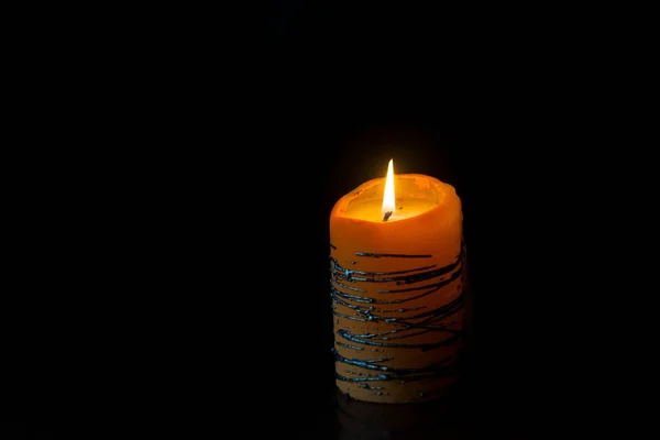 Pequena Vela Laranja Iluminação Escuro — Fotografia de Stock