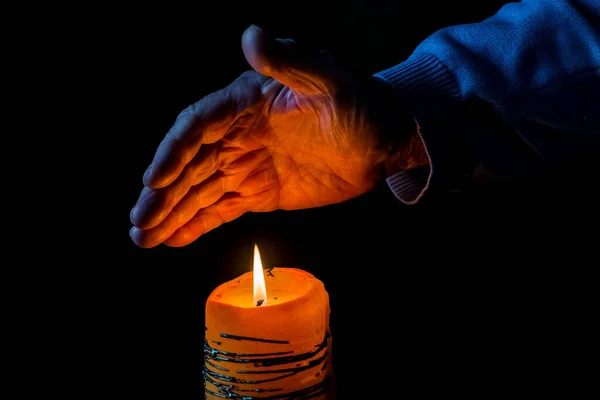 Kaarslicht Hand Van Een Oude Man Het Donker — Stockfoto