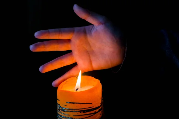 Lilin Dan Tangan Seorang Gadis Dalam Gelap — Stok Foto