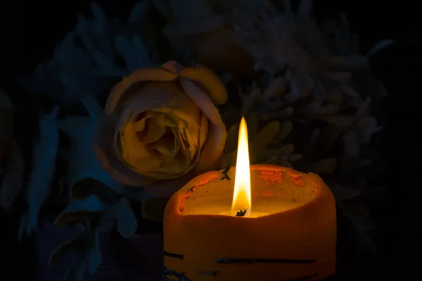 闇の中のキャンドルライトと花 — ストック写真