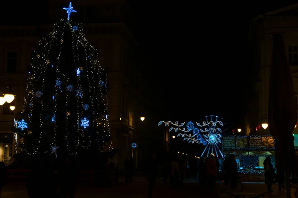 Noite luzes da cidade em Szeged antes do Natal na Hungria — Fotografia de Stock