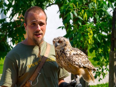 Hint kartal baykuşu Szeged Hayvanat Bahçesi 'nde bir kuş gösterisinde.
