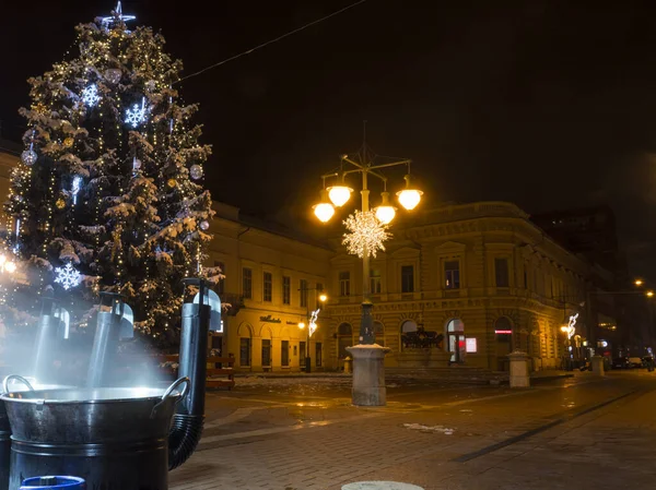 Vinho quente fervente e árvore de Natal no centro de Szeged — Fotografia de Stock