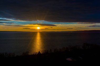 Kışın Balatonakarattya 'daki tepeden gün batımı