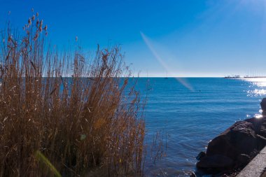 Güneşli bir kış gününde Balatonalmadi plajı