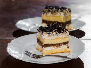 Tabakta süzme peynirli çikolatalı kek