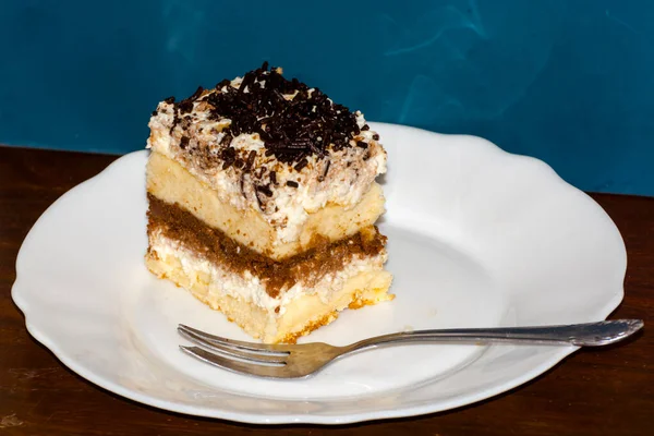 Pastel de chocolate con queso de cabaña en un plato —  Fotos de Stock
