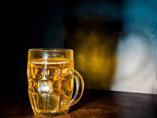 황금 맥주 한 모금 과 그 그림자 — 스톡 사진