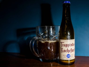Belçika Tuzakları Rochefort birası ile dolu bir bardak