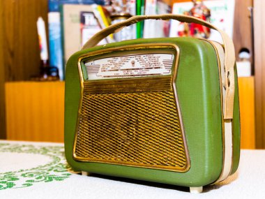 Bir odada eski tarz eski radyo