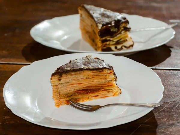 Torta Tortitas Con Nueces Mermelada Albaricoque Cubierta Chocolate —  Fotos de Stock