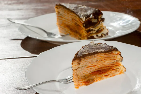 Torta Tortitas Con Nueces Mermelada Albaricoque Cubierta Chocolate —  Fotos de Stock
