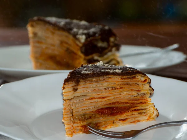 チョコレートで覆われたクルミとアプリコットジャムのパンケーキ — ストック写真