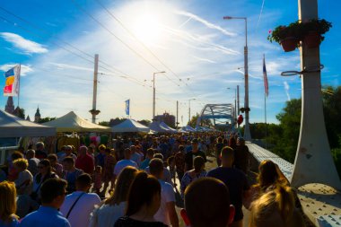 SZEGED, HUNGARY - 21. Mayıs 2022: Köprü Festivali kalabalığı