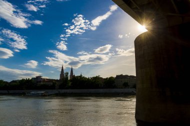 Szeged şehir köprüsü ve katedralli şehir manzarası.