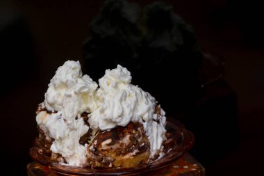 Işıklı ve gölgeli kremalı Macar sünger keki.