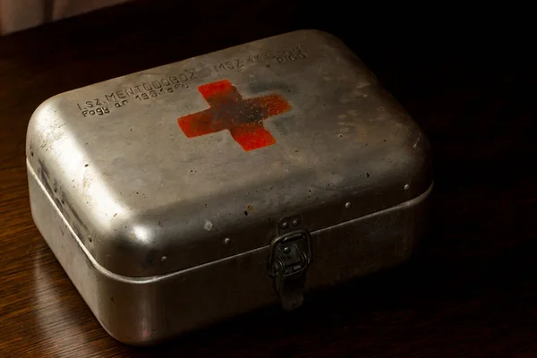 Retro Iron First Aid Box Dark — Stockfoto
