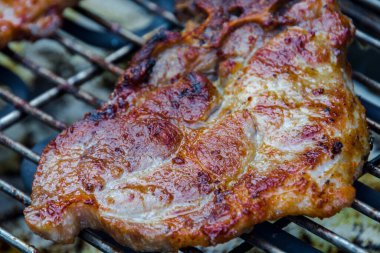 Making grilled spare ribs in the garden