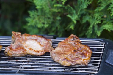 Making grilled spare ribs in the garden