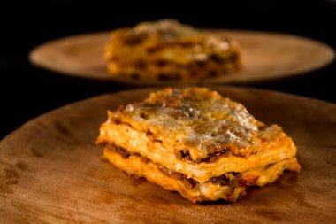 Tahta tabakta bir dilim bolonez.