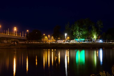 Szeged 'de Tisza nehrinin kumsalı.