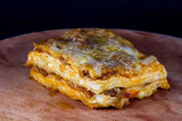 Krajíc Lasagní Bolognese Dřevěné Desce — Stock fotografie