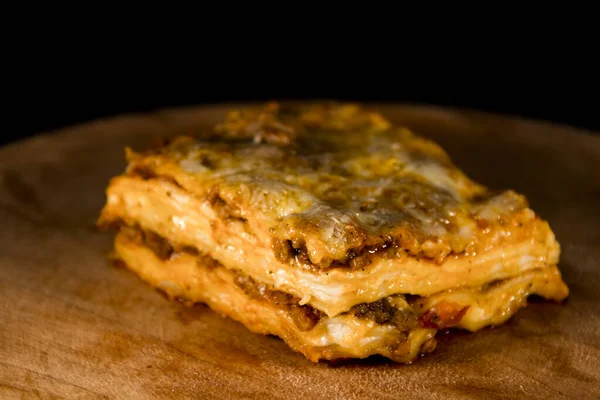 Lasagne Bolognese Auf Einem Holzteller — Stockfoto