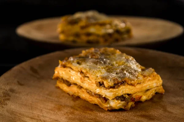 Fetta Lasagna Bolognese Piatto Legno — Foto Stock