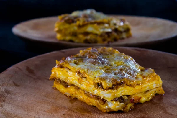 Fetta Lasagna Bolognese Piatto Legno — Foto Stock