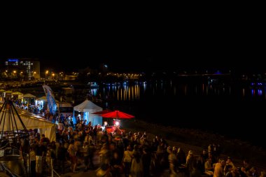 SZEGED, HUNGARY - 9 Eylül. 2022: Geceleri Szeged 'deki Uluslararası Tisza Balık Festivali' nde kalabalık