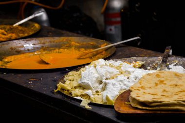 Szeged 'de bir balık festivalinde peynirli makarna ve balık güveci.