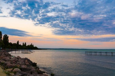 Bir yaz akşamında Balatonkenese Plajı