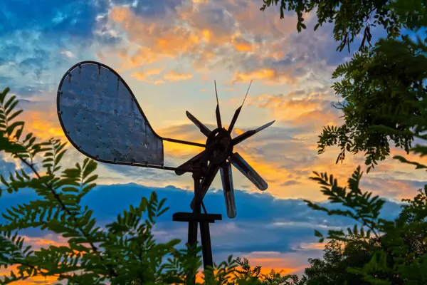 Tin Pinwheel Working Windy Weather — Fotografia de Stock