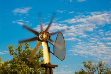Tin pinwheel is working in windy weather