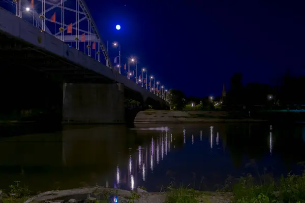 ティッサ川の橋と反射と月 — ストック写真