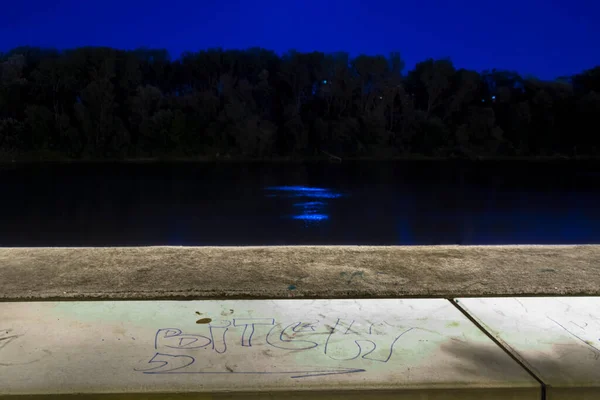 Schwarzer Fluss Und Vulgärer Text Auf Der Brüstung Der Nacht — Stockfoto