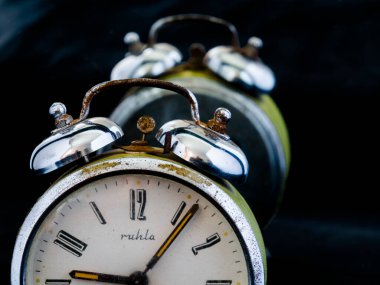 Eski, analog tetro alarm saati siyah arkaplan