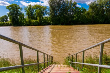 Güneşli bir Eylül gününde Mako 'da Maros nehri