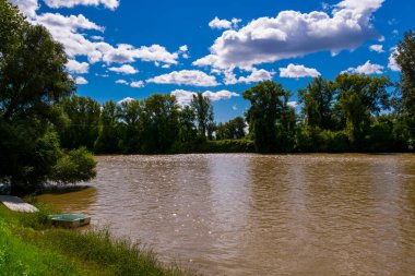 Güneşli bir Eylül gününde Mako 'da Maros nehri