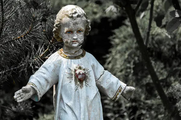 Stenen Kind Jezus Christus Sculptuur Een Tuin — Stockfoto