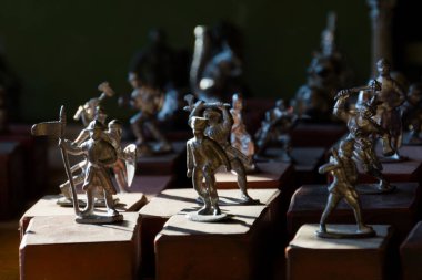 Batı Macaristan 'daki bir ortaçağ Sumeg Kalesi' nin başındaki askerler.