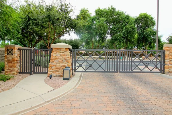 Metal Electric Exit Gate Flagstone Columns — Stock Photo, Image