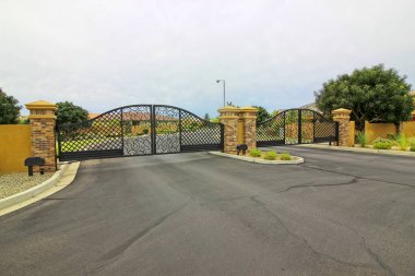 Tuğla Sütunlu Elektrikli Giriş ve Çıkış Metal Kapıları