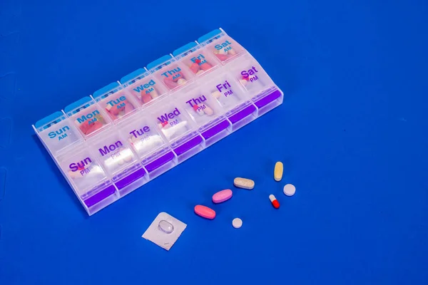 Týdenní Pilulky Krabici Pilulky Hladkém Modrém Pozadí — Stock fotografie
