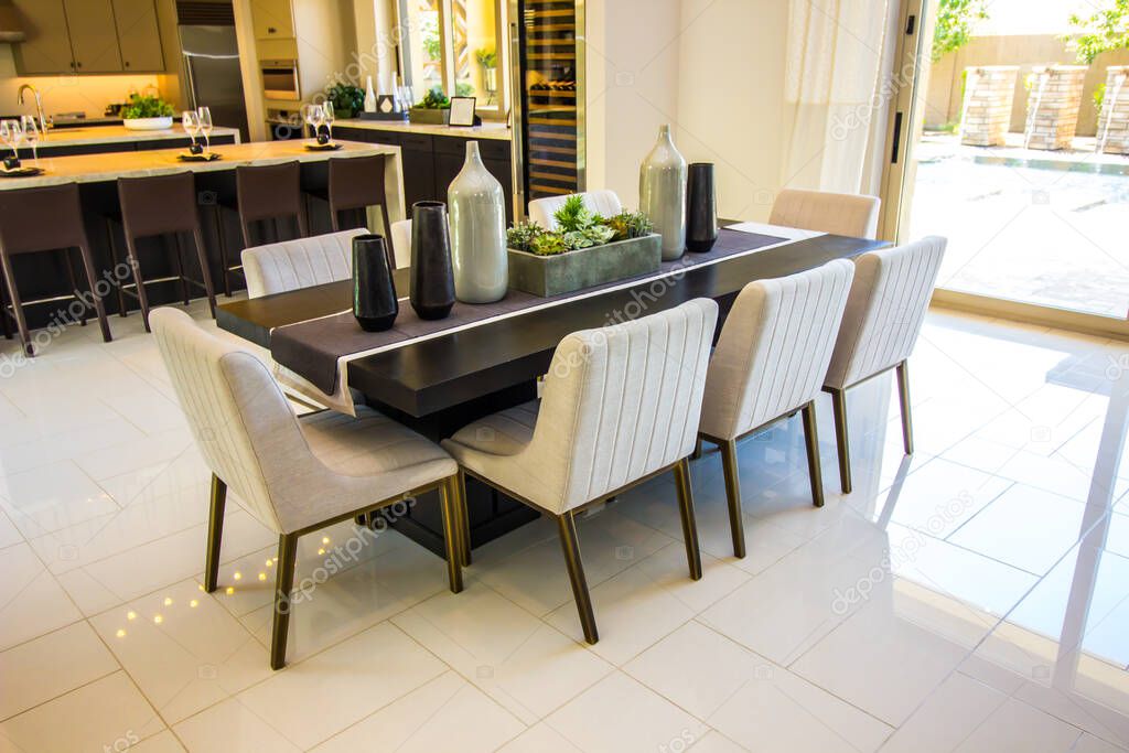 Modern Kitchen Table & Chairs Off Kitchen Area