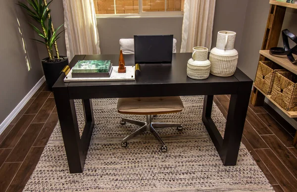 Home Office Wooden Desk Laptop Decorative Items — Stok fotoğraf