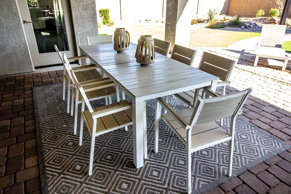 Hinterhof Fertiger Patio Mit Großem Tisch Und Acht Stühlen — Stockfoto